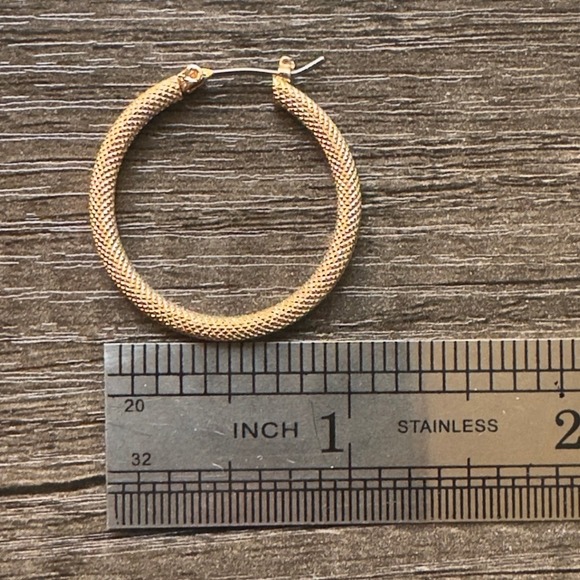 Avon Timeless Texture 1" Hoop Earrings Gold Tone 2014 Classic Costume Jewelry - Picture 4 of 6